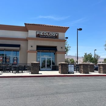 Pieology Pizzeria Tejon Ranch, CA - Entrance from parking lot - Pizza Near Me - Arvin, California