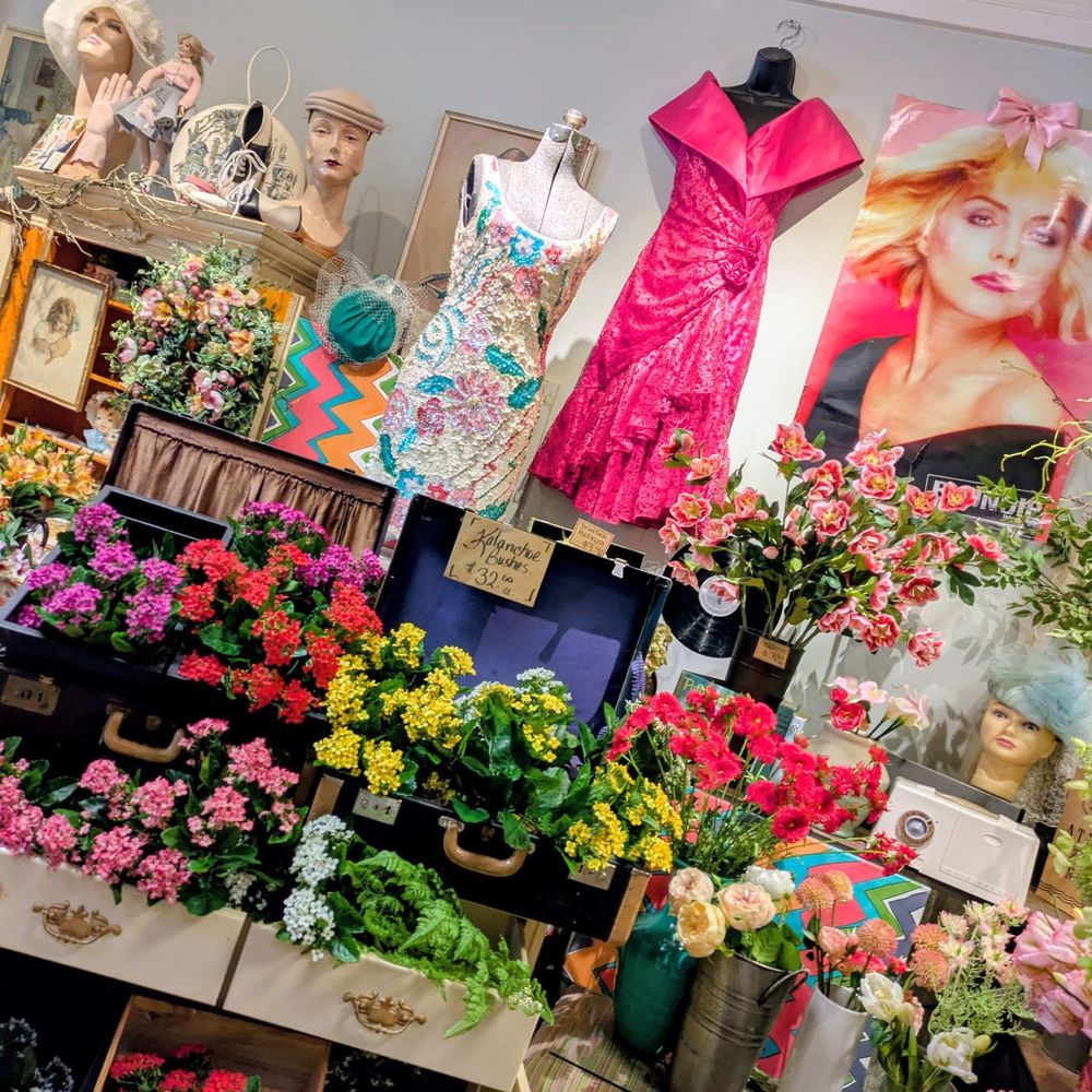 Trims - Beautiful displays! - Flowers & Gifts Near Me - North Vancouver, British Columbia Trims - Beautiful displays! - Flowers & Gifts Near Me - North Vancouver, British Columbia