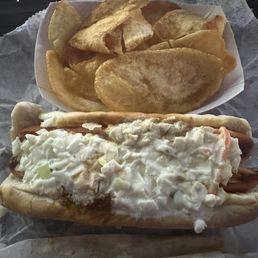 Hotdog all the way with house chips Hotdog all the way with house chips