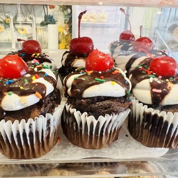 Me’Yanna Berry - a display of cupcakes - Bakeries Near Me - Dayton, Ohio Me’Yanna Berry - a display of cupcakes - Bakeries Near Me - Dayton, Ohio