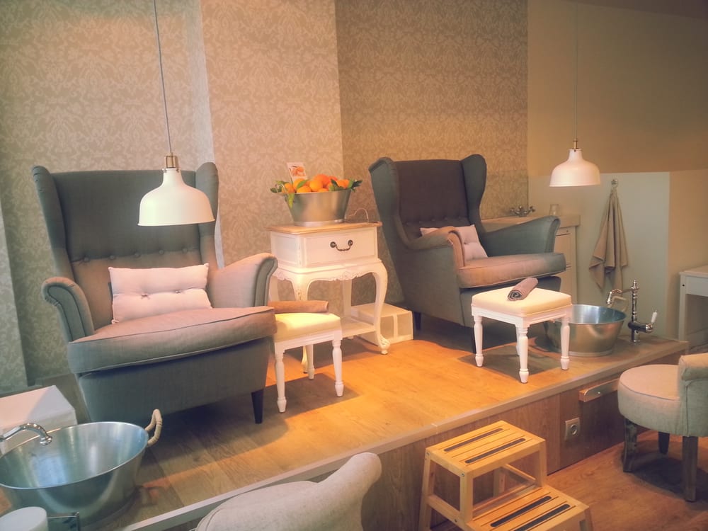 PAMPER NAILS Updated August 2024 Avenida Ricardo Soriano, Loiret