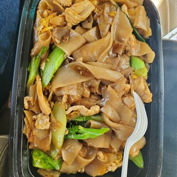 Anantra Thai Restaurant - Chicken Pad Thai (takeout). It's amazing, but I wish it were a tad less salty. But I also prefer food slightly on the bland side - Thai Near Me - Burbank, California