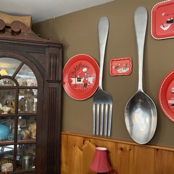 The Wagon Wheel Restaurant - Decor - Burgers Near Me - Gill, Massachusetts The Wagon Wheel Restaurant - Decor - Burgers Near Me - Gill, Massachusetts