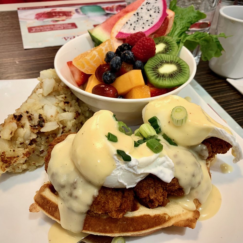 Fried chicken eggs benedict Fried chicken eggs benedict