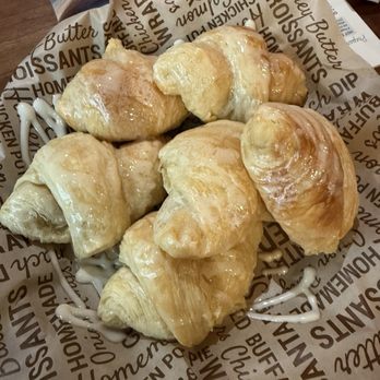 Cheddar's Scratch Kitchen - Honey Butter Croissants - American Near Me - Orlando, Florida Cheddar's Scratch Kitchen - Honey Butter Croissants - American Near Me - Orlando, Florida