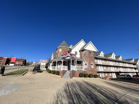 Carriage House Inn by null