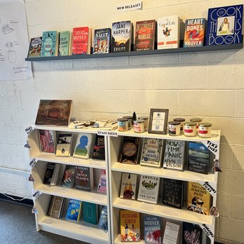 Bear Den Books - Bookstores Near Me - Knoxville, Tennessee