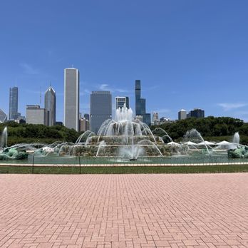 Buckingham Fountain - Landmarks & Historical Buildings Near Me - Chicago, Illinois