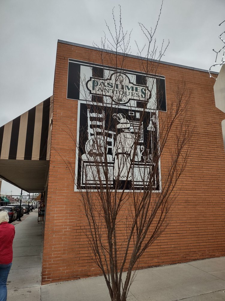 PASTIMES ANTIQUES Updated June 2024 45 N Main St, Cape Girardeau, Missouri Antiques