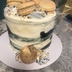 The Macaron Chef - 3 layer cake with 6 macarons