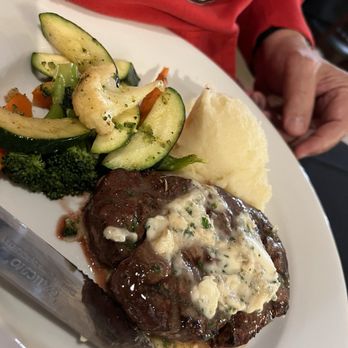 Manny's Steakhouse - Fillet Mignon 8oz with veggie and Side Mashed Potatoes - Steakhouses Near Me - Vallejo, California Manny's Steakhouse - Fillet Mignon 8oz with veggie and Side Mashed Potatoes - Steakhouses Near Me - Vallejo, California