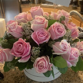 The Flower Crown Design Studio - 25 light pink roses in white box - Floral Designers Near Me