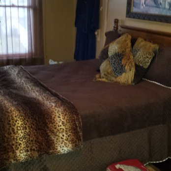 Periwinkle Place Manor - Olga Irene bed - Bed & Breakfast Near Me - Chelsea, Iowa