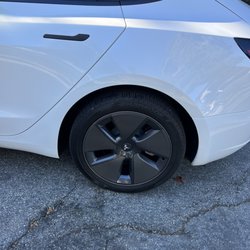 Lorenzo’s Paintless Dent Removal and Windshield Repair