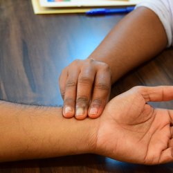 Kashi Ayurveda - Pulse examination