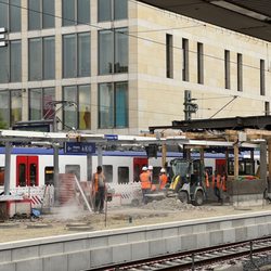 Hannover Hauptbahnhof - ...viel los an Gleis 2