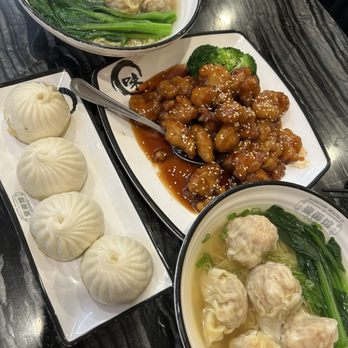 Wonton Noodle 1978 - Shrimp wonton noodle soup, sesame chicken, and pan fried buns - Noodles Near Me - New York, New York Wonton Noodle 1978 - Shrimp wonton noodle soup, sesame chicken, and pan fried buns - Noodles Near Me - New York, New York