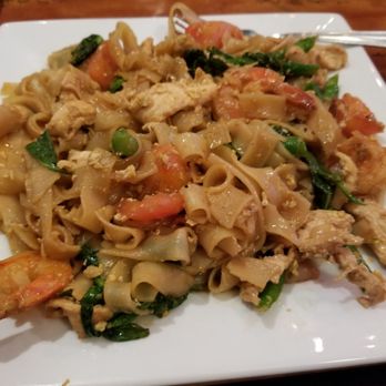 Bamboo Legend - Chicken and shrimp drunken noodles - Thai Near Me - Oakville, Ontario Bamboo Legend - Chicken and shrimp drunken noodles - Thai Near Me - Oakville, Ontario