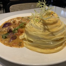 Volcano egg with seafood curry