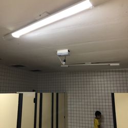 Hiper Bompreço - Filthy bathrooms--always