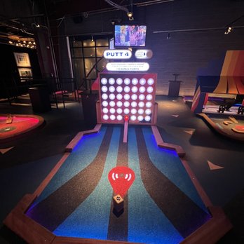 Puttshack - Denver - Connect four hole - Mini Golf Near Me - Denver, Colorado