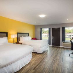 Ramada by Wyndham Jacksons Point - Guest room