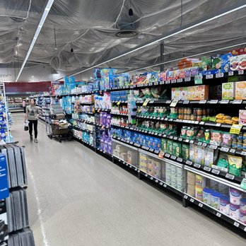 Metro - a view of a grocery store aisle - Grocery Near Me - Mississauga, Ontario