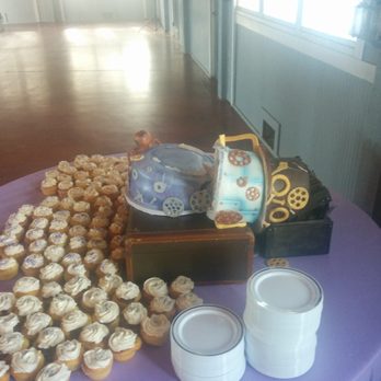 Icing on the Cakes - It's fallen and it can't get up! - Desserts Near Me - Kitty Hawk, North Carolina