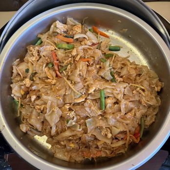 Eatzy Thai - Eatzy Thai's $9.99 All You Can Eat Buffet Special's Flat Noodle Chicken, my 2nd favorite dish! - Thai Near Me - Astoria, New York
