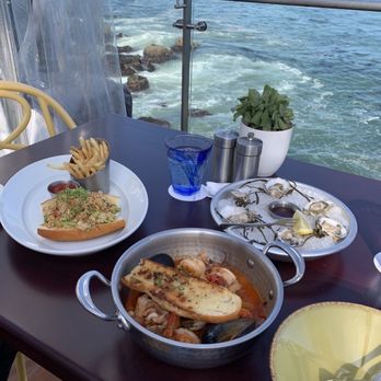 Schooners Monterey - Lobster Roll, West Coast Oysters on the Half Shell and Monterey Cioppino Pot - Seafood Near Me - Monterey, California Schooners Monterey - Lobster Roll, West Coast Oysters on the Half Shell and Monterey Cioppino Pot - Seafood Near Me - Monterey, California