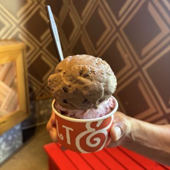 Salt & Straw - Chocolate Caramel Smoked Budino and Strawberry Honey Balsamic with Black Pepper - Ice Cream & Frozen Yogurt Near Me - Los Gatos, California Salt & Straw - Chocolate Caramel Smoked Budino and Strawberry Honey Balsamic with Black Pepper - Ice Cream & Frozen Yogurt Near Me - Los Gatos, California