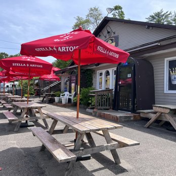 Frosty Pint Pub - Enjoy the sunshine on our beautiful dog-friendly patio. Perfect for a relaxing meal or a casual drink with friends. - Pubs Near Me - Gravenhurst, Ontario Frosty Pint Pub - Enjoy the sunshine on our beautiful dog-friendly patio. Perfect for a relaxing meal or a casual drink with friends. - Pubs Near Me - Gravenhurst, Ontario