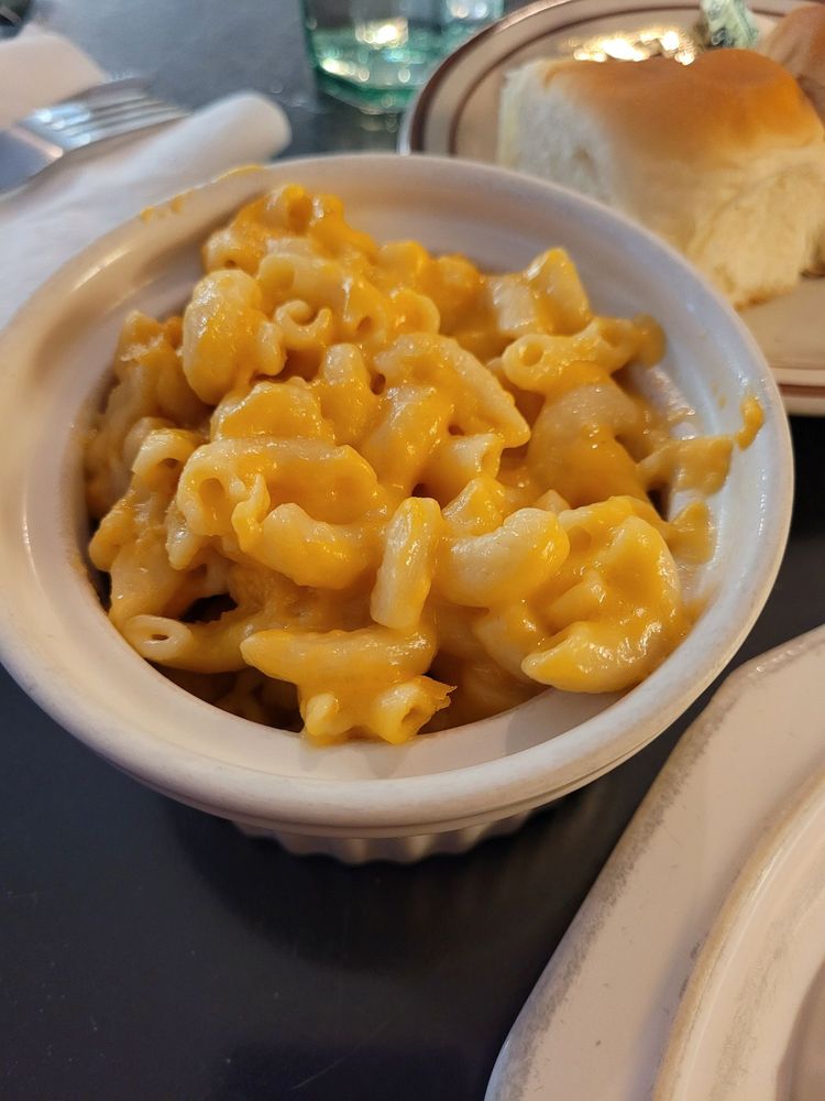 Ripley's Family Restaurant Logo