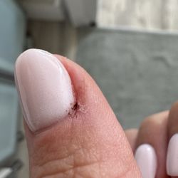 Nail Pub - Cuts on 4/10 nails after a dip manicure :/