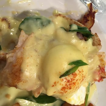 Aloha Kitchen - Lobster Eggs Benedict - Breakfast & Brunch Near Me - Honolulu, Hawaii