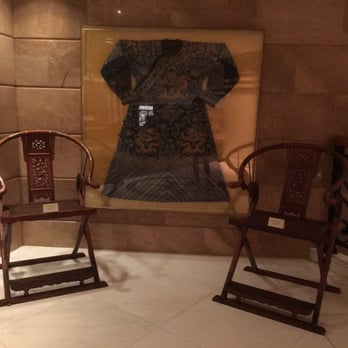 九龍海逸君綽酒店 - Antiques display at the restaurant lobby - Hotels Near Me - Hong Kong, HK 九龍海逸君綽酒店 - Antiques display at the restaurant lobby - Hotels Near Me - Hong Kong, HK