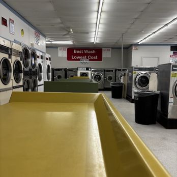 Pine Bluff Coin Laundry - Folding tables - Laundromat Near Me - Pine Bluff, Arkansas
