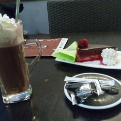 Kavárna Ateliér - Čokoláda s vaječňákem, malinový cheesecake