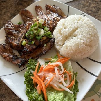 Hoang Lan - Grilled Pork over Broken Rice (5 stars) - Vietnamese Near Me - Seattle, Washington
