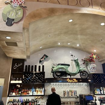 Frugatti's - Bar area - Italian Near Me - Bakersfield, California