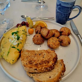 Courtyard by Marriott Calgary Downtown - A la carte breakfast: delicious mushroom omelet - Hotels Near Me - Calgary, Alberta Courtyard by Marriott Calgary Downtown - A la carte breakfast: delicious mushroom omelet - Hotels Near Me - Calgary, Alberta