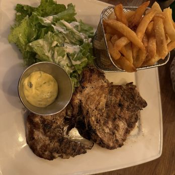Le Chinon - Chicken fillet with fries and salad - Bars Near Me - Paris, 75