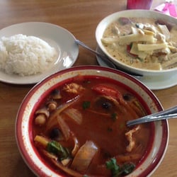 Mint Thai Cuisine - Tom Yum soup and Green Curry