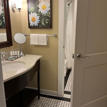 Mills Park Hotel - Cute bathroom - Hotels Near Me - Yellow Springs, Ohio Mills Park Hotel - Cute bathroom - Hotels Near Me - Yellow Springs, Ohio