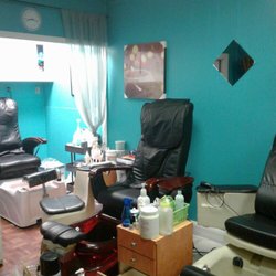 Get Nailed Salon - Facilities are cramped, messy, and cluttered. Does not make for a relaxing atmosphere.