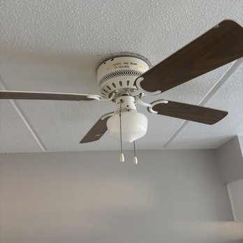 Tanglewood Apartments - Dining. Wobbly ceiling fan-light. Not screwed into ceiling. - Apartments Near Me - Eustis, Florida