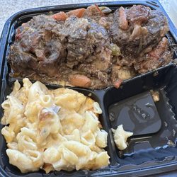 Oxtail and bomb Mac n cheese!
