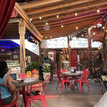 Yellow Dog Eats - Outside patio - Sandwiches Near Me - Windermere, Florida