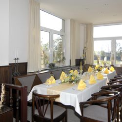 Gasthaus Lübsche Thorweide - Gastraum mit Blick auf das Stadion