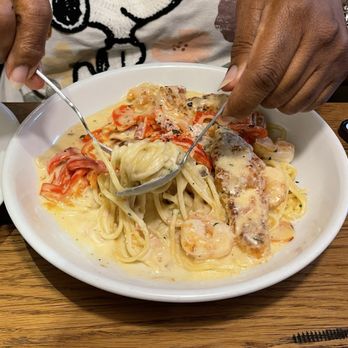 Olive Garden Italian Restaurant - Chicken & Shrimp Carbonara - Italian Near Me - Bowie, Maryland Olive Garden Italian Restaurant - Chicken & Shrimp Carbonara - Italian Near Me - Bowie, Maryland